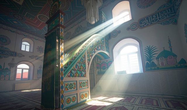 Ordu'da nakkaş çift sırt sırta vererek cami duvarlarını süslüyor