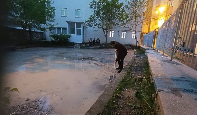 Hakkari'de örnek olacak davranış: Cami avlusunu kendi imkanlarıyla temizledi