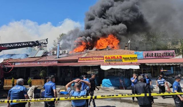 Sıralı dükkanların çatısında yangın çıktı