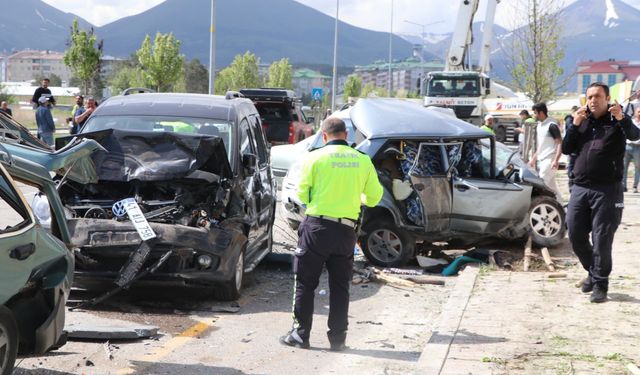 Sivas'ta iki otomobilin çarpıştığı kazada 4 kişi yaralandı