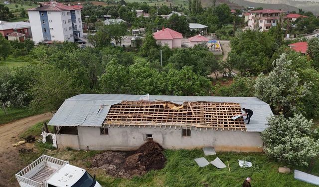 Hakkari'de fırtınada çatılar uçtu