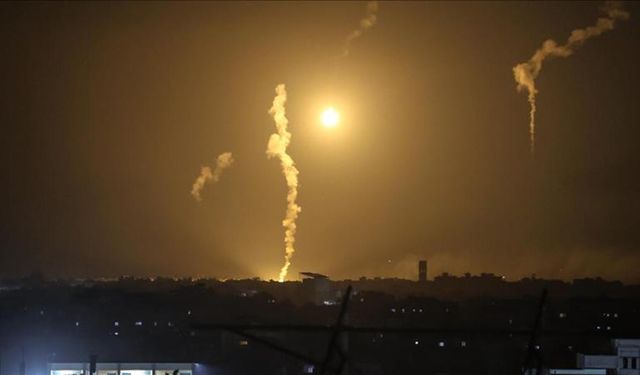 İsrail'in Gazze'ye sabahtan beri düzenlediği saldırılarda 10'u çocuk 23 kişi öldü