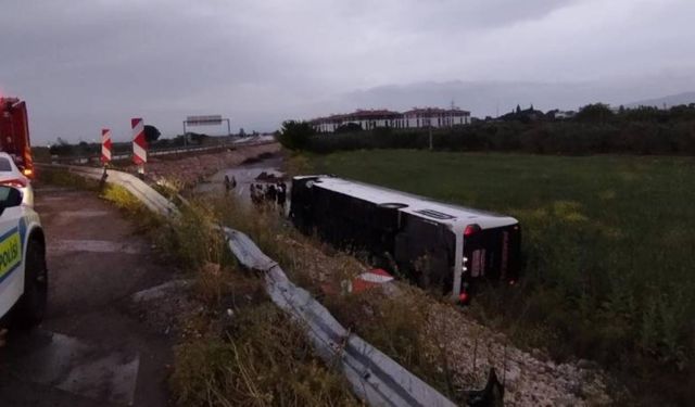 Manisa'da yolcu otobüsü devrildi: 16 yaralı