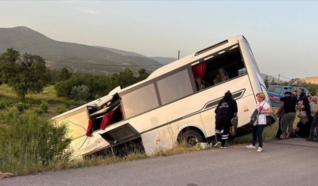 Isparta'da yolcu otobüsü ile tur otobüsü çarpıştı