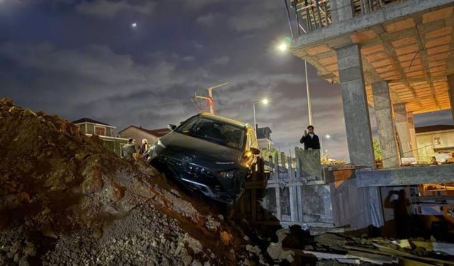 İnşaat alanına giren otomobil perde betonda asılı kaldı