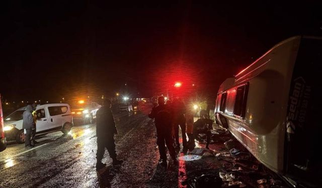 Düzensiz göçmenleri taşıyan minibüs devrildi: 1 ölü, 22 yaralı