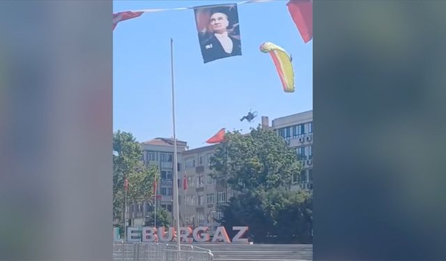 Gösteri uçuşu yapan paramotor kamyonetin üzerine düştü