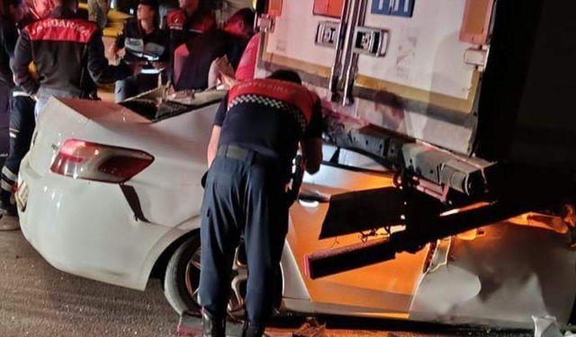 Mersin'de otomobil park halindeki tıra çarptı