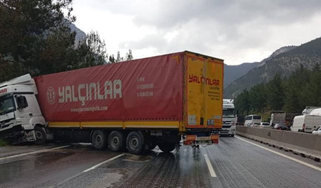 Mersin'de bariyere çarpan tır ulaşımı aksattı