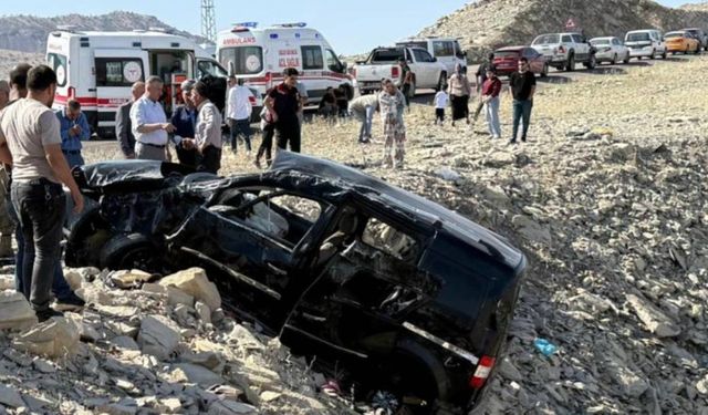 Hafif ticari araç şarampole devrildi: 3 ölü, 3 yaralı