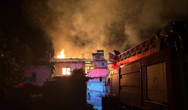 Uşak'ta tek katlı evde çıkan yangın bitişikteki evleri de yaktı