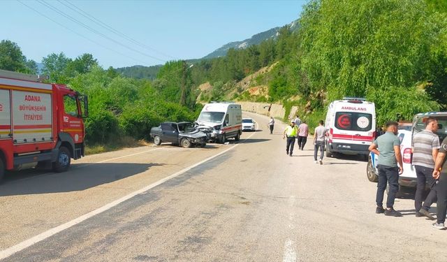 Adana'da ambulansla çarpışan otomobildeki 1 kişi öldü, 1 kişi yaralandı