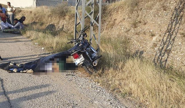 Adana'da elektrik direğine çarpan motosikletin sürücüsü öldü