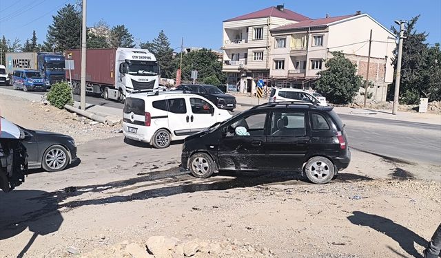 Adıyaman'da iki otomobilin çarpıştığı kazada 4 kişi yaralandı