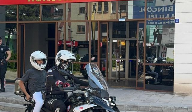 Bingöl'de polis ekipleri öğrencileri LGS sınavına yetiştirdi