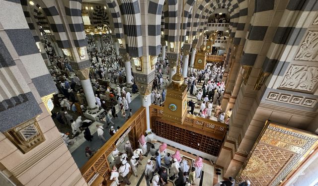 Binlerce hacı, cuma namazını Mescid-i Nebevi'de eda etti