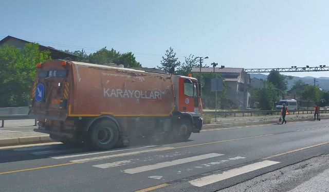 Bolu Dağı geçişinde yol güvenliği için temizlik çalışması yapılıyor