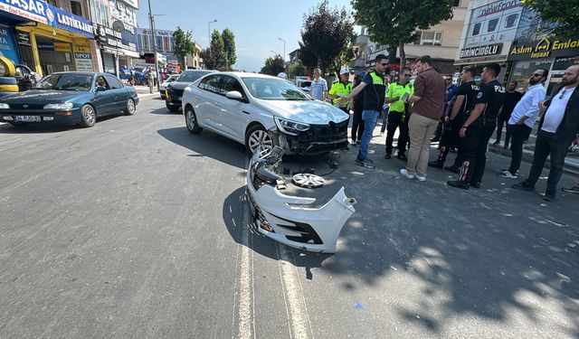 Düzce'de otomobil ile çarpışan motosikletteki 2 polis memuru yaralandı