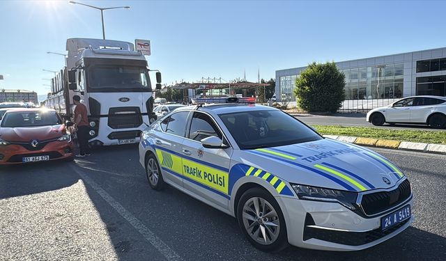 Erzincan'da yolcu otobüsü ile tırın çarpıştığı kazada 3 kişi yaralandı