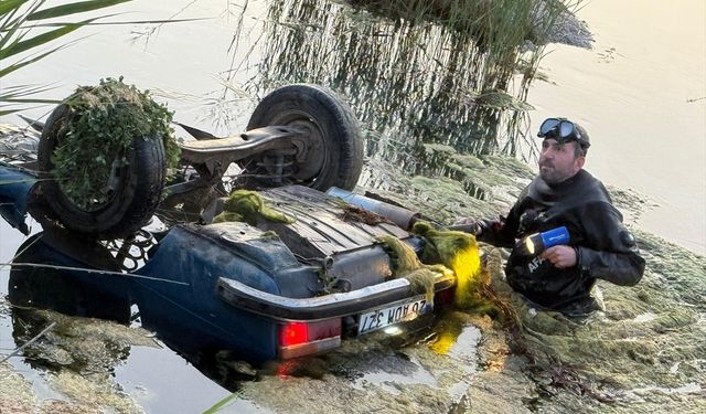 Eskişehir'de suya düşen otomobildeki 3 kişi kurtarıldı