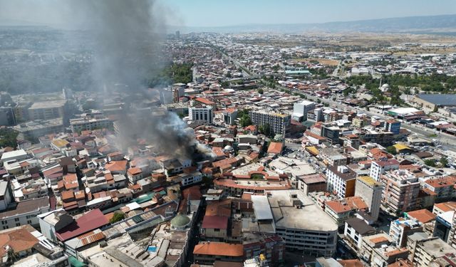 Denizli'de 3 katlı iş yerinde çıkan yangın söndürüldü