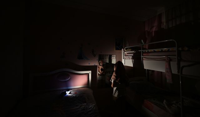 Güneşe hasret küçük Cemile, kuzenleriyle hayata tutunuyor