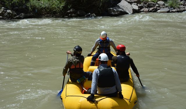 Hakkari'de ekipler, Zap Suyu'nu botla geçerek mezradaki elektrik arızasını giderdi