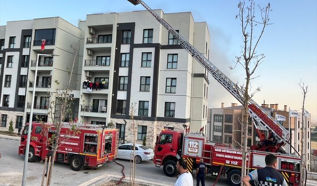 Hatay'da apartmanın çatısında çıkan yangın hasara neden oldu