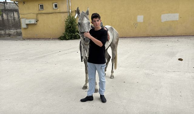 Karabük'te biniciliğe meraklı olan öğrenciye LGS sınavı sonrası at hediye edildi