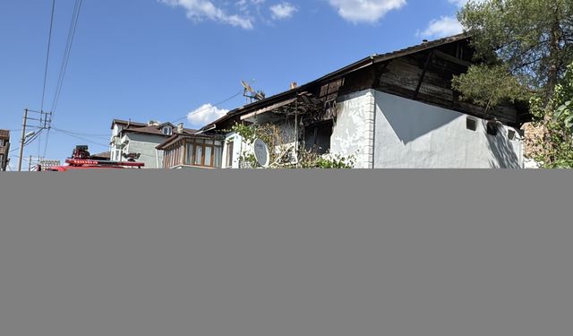 Karabük'te çıkan yangında 2 katlı ev kullanılamaz hale geldi
