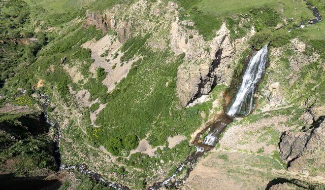 Kars'taki Susuz Şelalesi yağışlarla daha gür akıyor