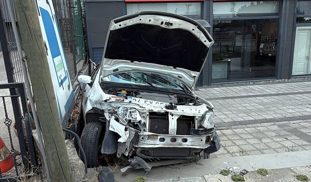 Kocaeli'de devrilen otomobildeki yolcu yaralandı