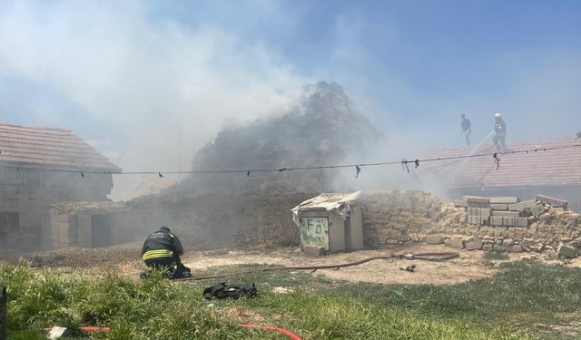 Konya'da çıkan yangında 2 bin 500'e yakın saman balyası zarar gördü