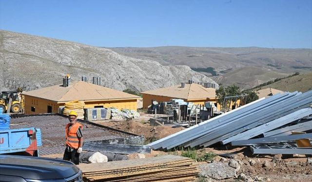 Malatya'da deprem konutları ve iş yerlerinin yapımı sürüyor