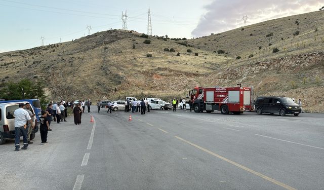 Malatya'da iki otomobilin çarpıştığı kazada 11 kişi yaralandı