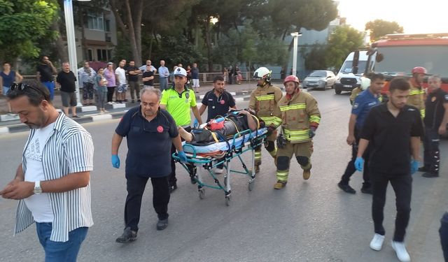 Manisa'da ağaca çarpan otomobilin sürücüsü ağır yaralandı