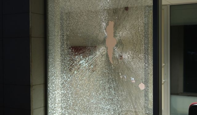 Osmaniye'de belediye binasına taşlı saldırıda bulunuldu