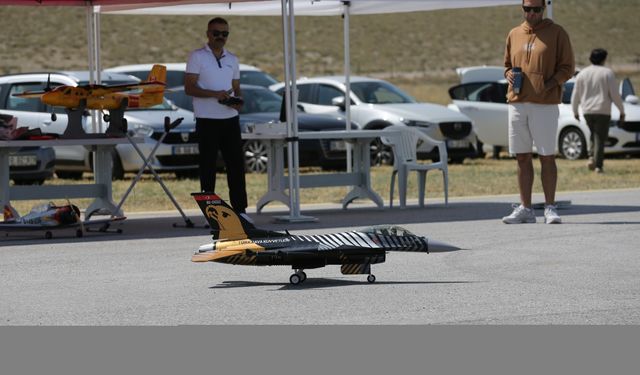 Paraşüt ve model uçak tutkunları Eskişehir'de gökyüzünü renklendirdi