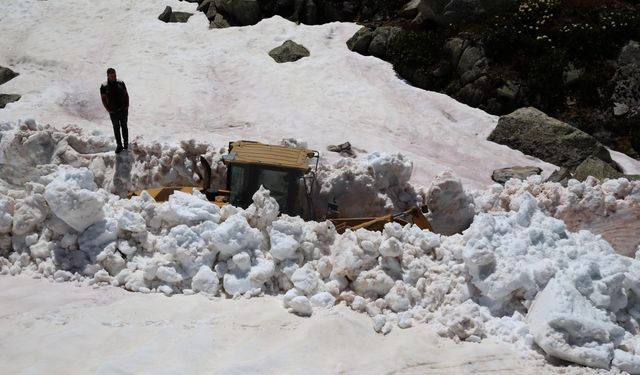 Rize'nin yüksek kesimlerinde karla mücadele sürüyor