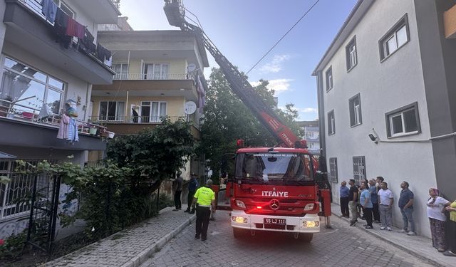Samsun'da bir binada çıkan yangında 4 kişi dumandan etkilendi