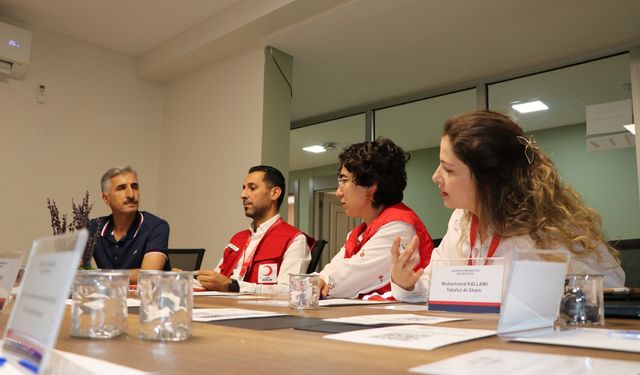 Suriye'ye dönmek isteyenlere "mihmandarlık" yapıyorlar