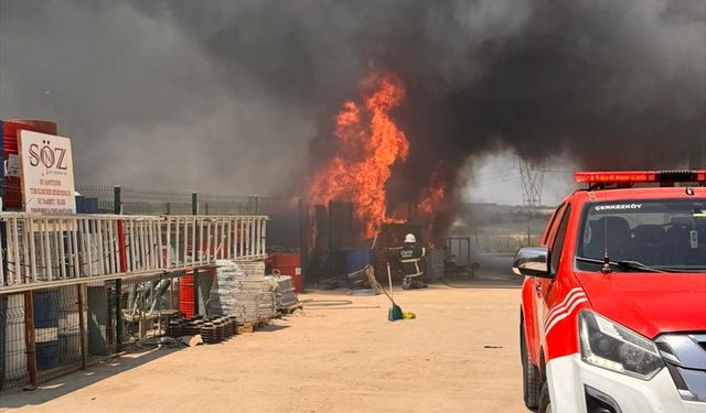 Tekirdağ'da kimya fabrikasının atık alanında çıkan yangın söndürüldü