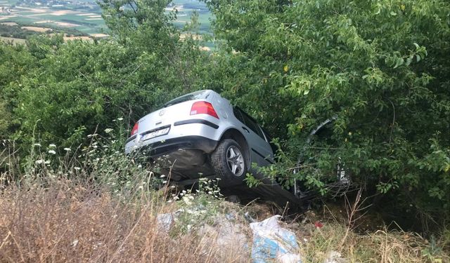 Tokat'ta şarampole savrulan otomobildeki 3 kişi yaralandı