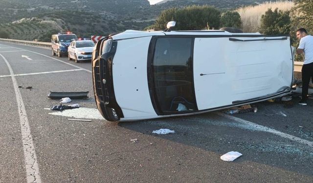 Uşak'ta devrilen hafif ticari araçtaki 1 kişi öldü, 4 kişi yaralandı