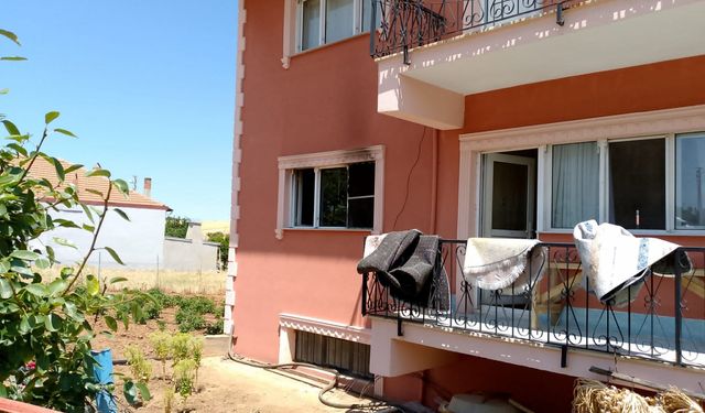 Uşak'ta evde çıkan yangında 3 kişi dumandan etkilendi