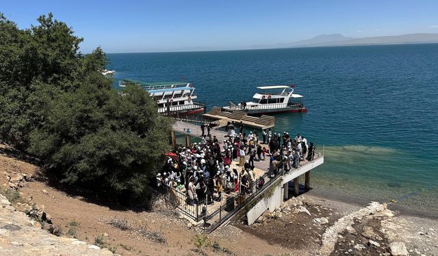 Van Gölü'ndeki Akdamar Adası'nı bu yıl yaklaşık 60 bin kişi ziyaret etti