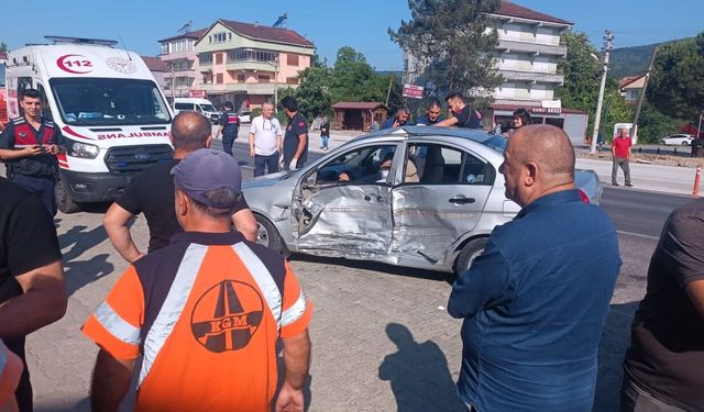 Zonguldak'ta hafif ticari araç ile otomobilin çarpıştığı kazada 4 kişi yaralandı