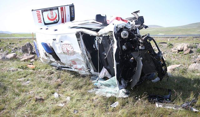 Kars'ta ambulans şarampole devrildi