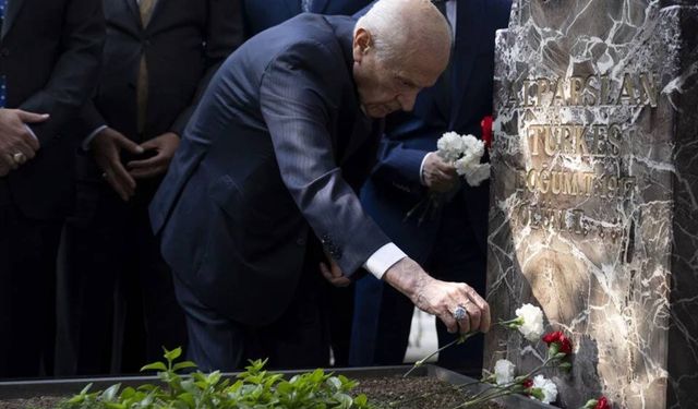 MHP Genel Başkanı Bahçeli, Alparslan Türkeş'in kabrini ziyaret etti