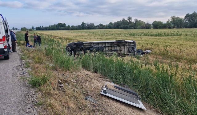 Çorum'da minibüs devrildi: 17 yaralı